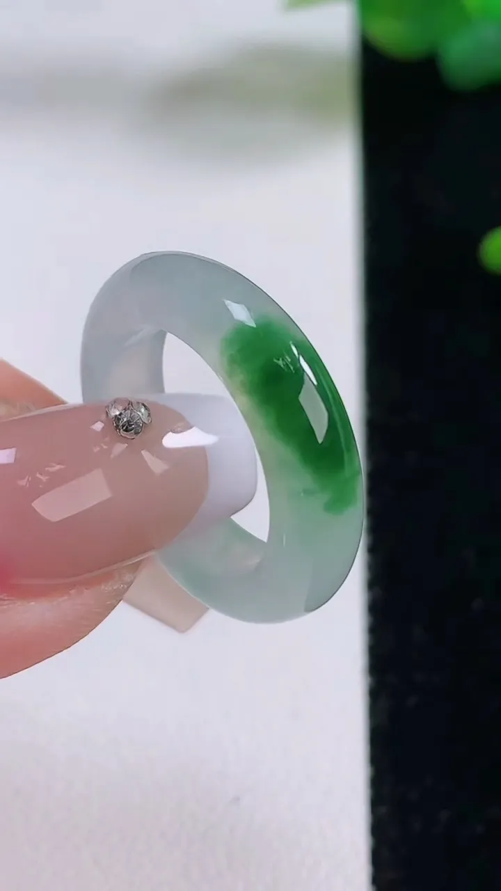 天然A货翡翠指环戒指，尺寸16.8-5-3.5，重量:3.86g2025年12月5日
工厂直销收藏佳品,种好水足，色泽均匀，有种有色，上手高大气！