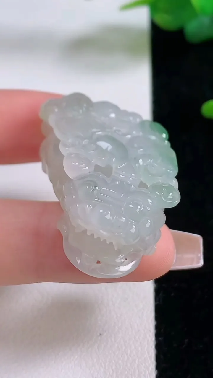 天然A货翡翠貔貅吊坠，尺寸38.6-20-12.2，重量:20.56g
12月5日