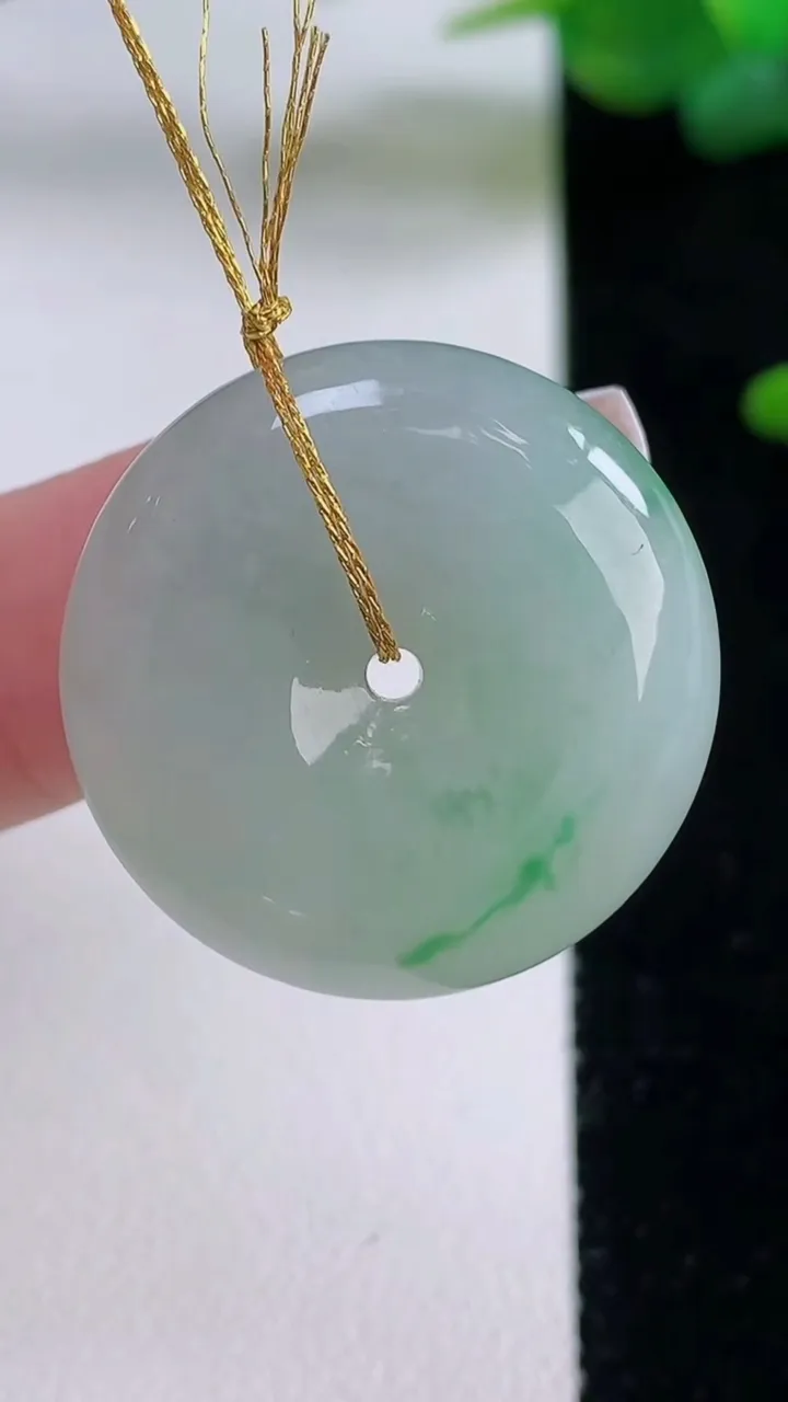 天然A货翡翠平安扣吊坠，尺寸24.7-7，重量:9.94g
12月5日