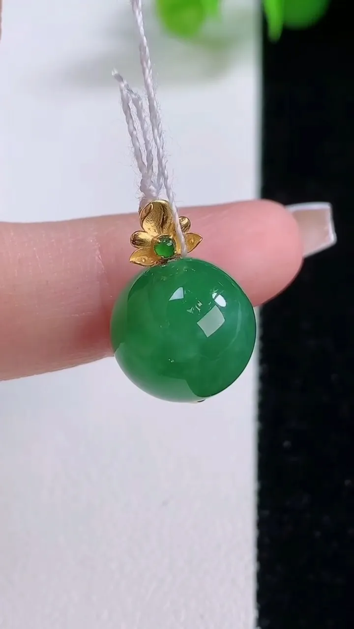 天然A货翡翠圆珠吊坠，尺寸12.4，重量:3.55g
12月5日