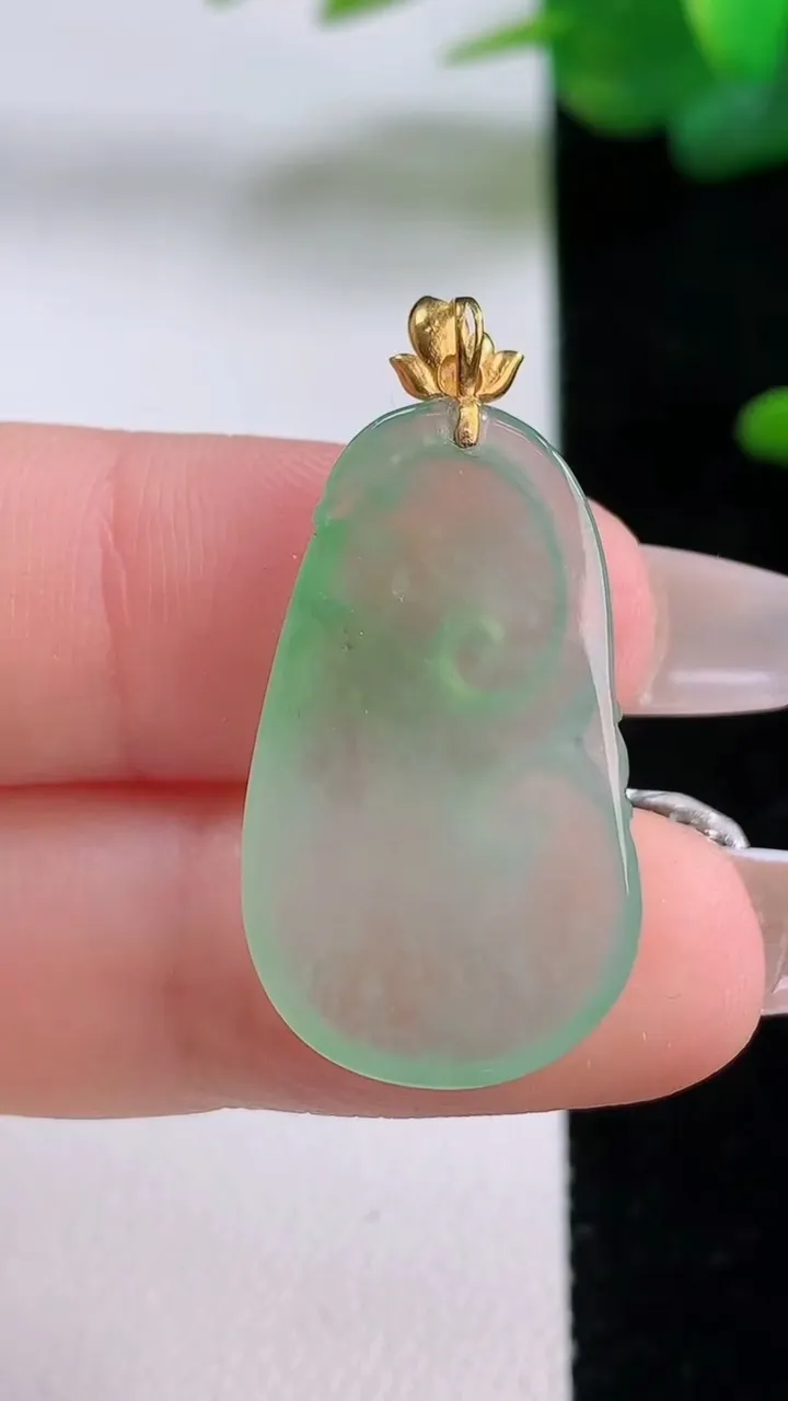 天然A货翡翠如意吊坠，尺寸27.2-16-3.9，重量:3.62g
12月5日