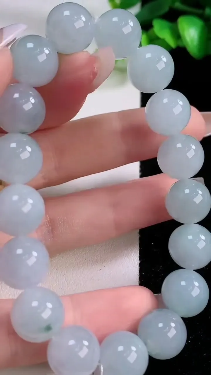 天然A货翡翠种飘花圆珠手串17颗，尺寸11.3，重量:44.66g12月5日
工厂直销收藏佳品,种好