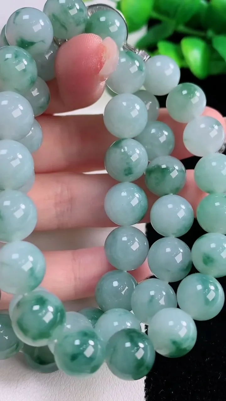 天然A货翡翠冰种飘花圆珠项链53颗，尺寸10.4，重量:124.95g
12月5日
