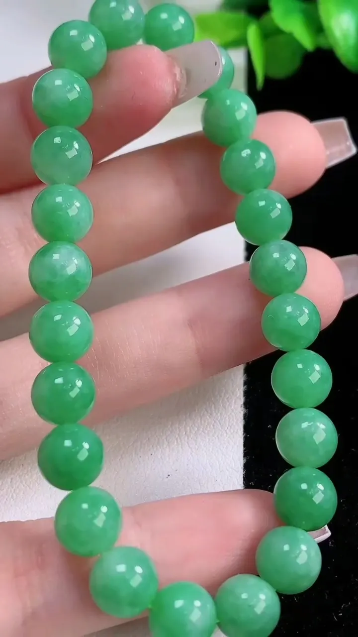 天然A货翡翠圆珠手串24颗，尺寸7.8，重量:20.70g12月5日
工厂直销收藏佳品,种好水足，色泽均匀，有种有色，上手高大气！