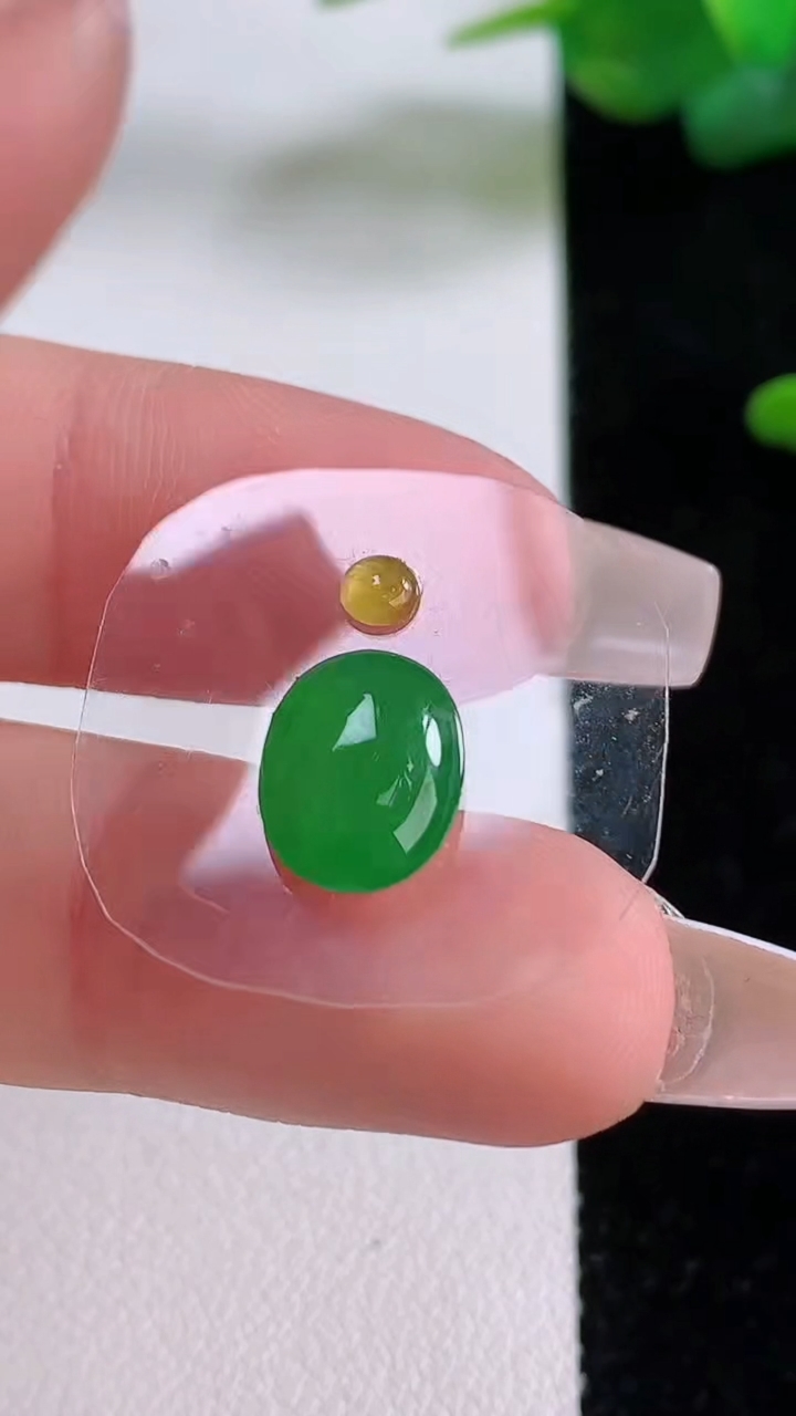 天然A货翡翠蛋面镶嵌件一对，尺寸10-7.8-3.2，重量:0.65g
12月5日