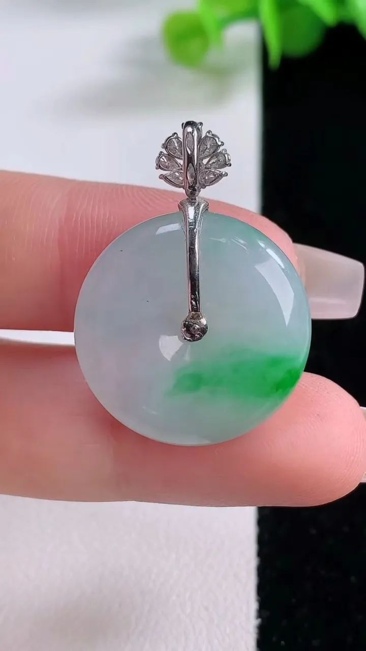 天然A货翡翠平安扣吊坠，尺寸22-5.2，重量:5.87g
12月5日