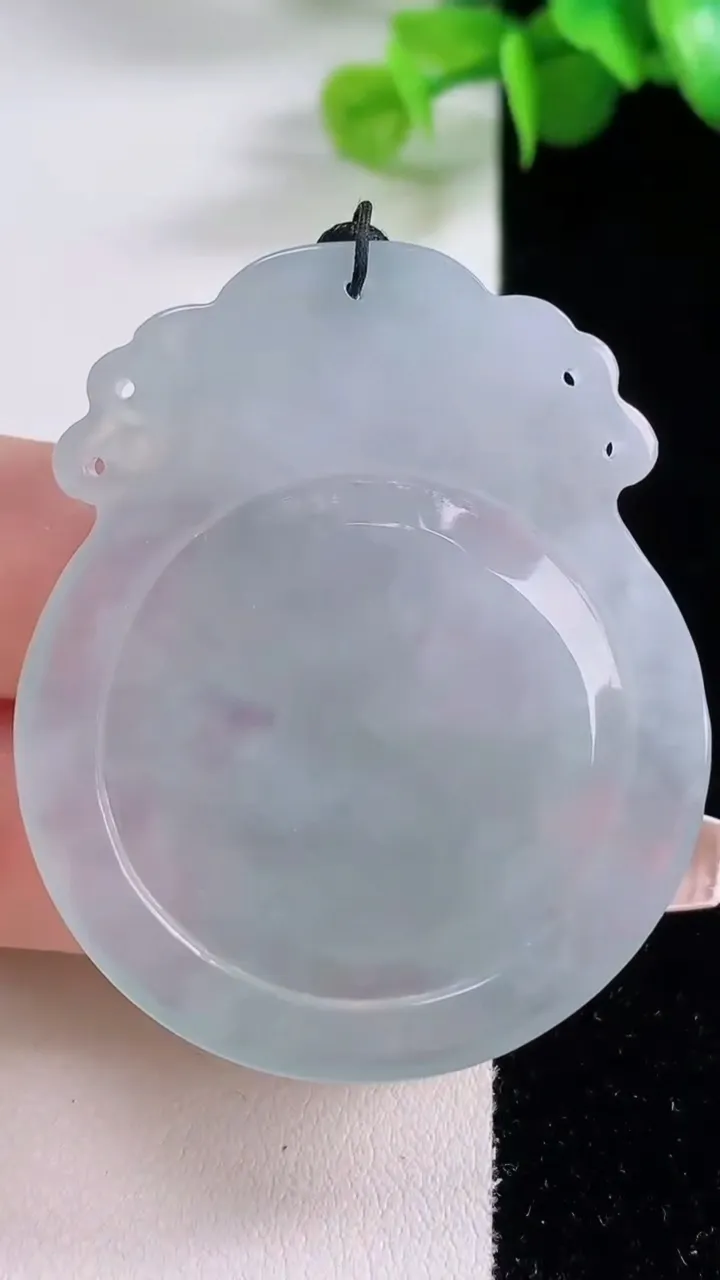 天然A货翡翠麒麟牌吊坠，尺寸49.7-41-5.2，重量:20.00g
12月5日