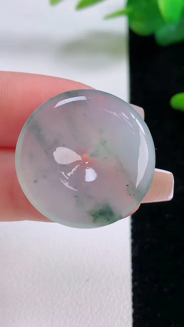 天然A货翡翠冰种飘花平安扣吊坠，尺寸25.6-4.6，重量:6.68g
12月5日