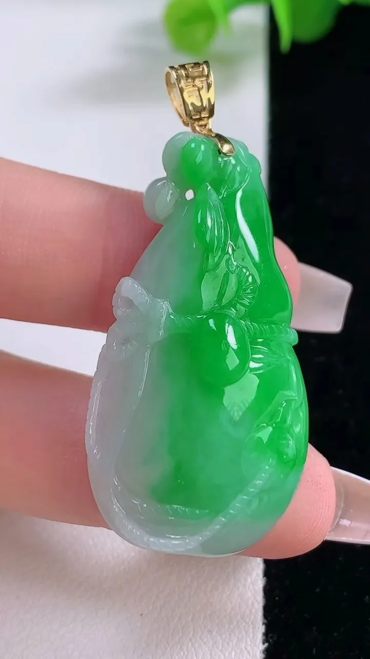 天然A货翡翠葫芦吊坠，尺寸41.2-21-11.5，重量:15.76g
12月5日
