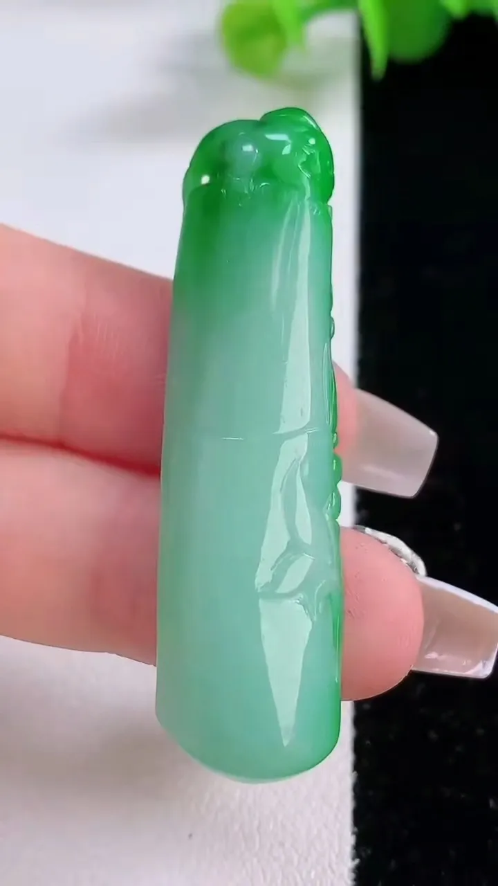 天然A货翡翠节节高升 竹节吊坠，尺寸48.8-13-7.1，重量:9.16g
12月5日