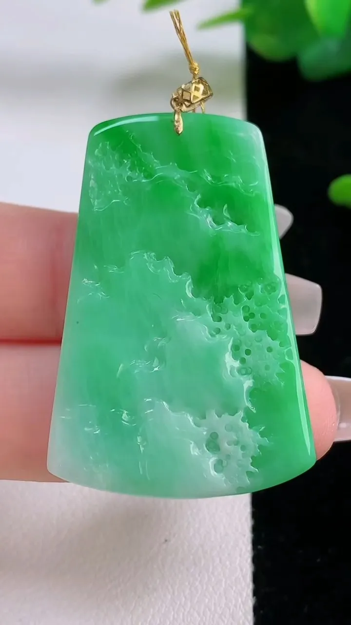 天然A货翡翠山水牌吊坠，尺寸40.8-27.6-4.3，重量:10.59g
12月5日