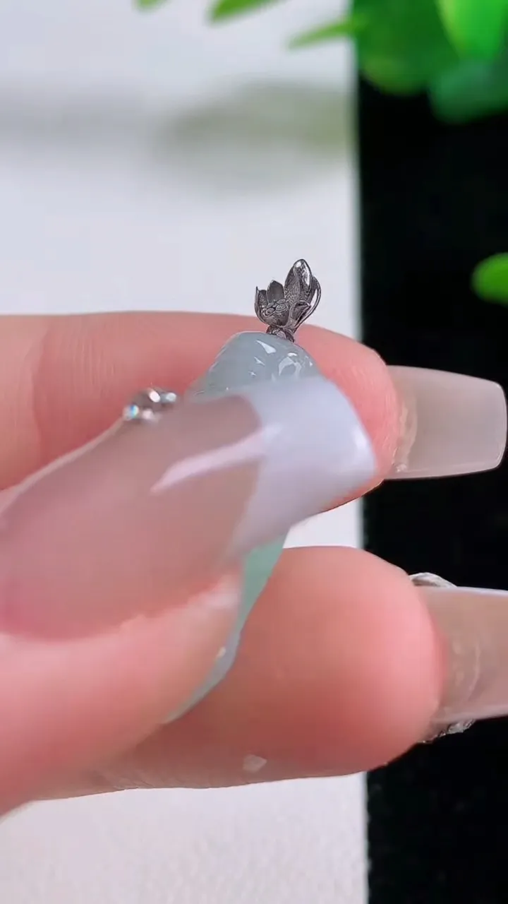 天然A货翡翠财神爷吊坠，尺寸24.8-14.3-3.9，重量:2.72g
12月5日