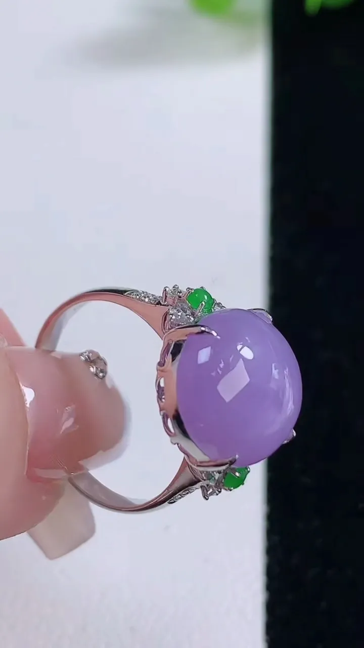 天然A货翡翠种紫罗兰蛋面戒指，尺寸17.5-13.2-11.8-8.2，重量:3.71g
12月5日