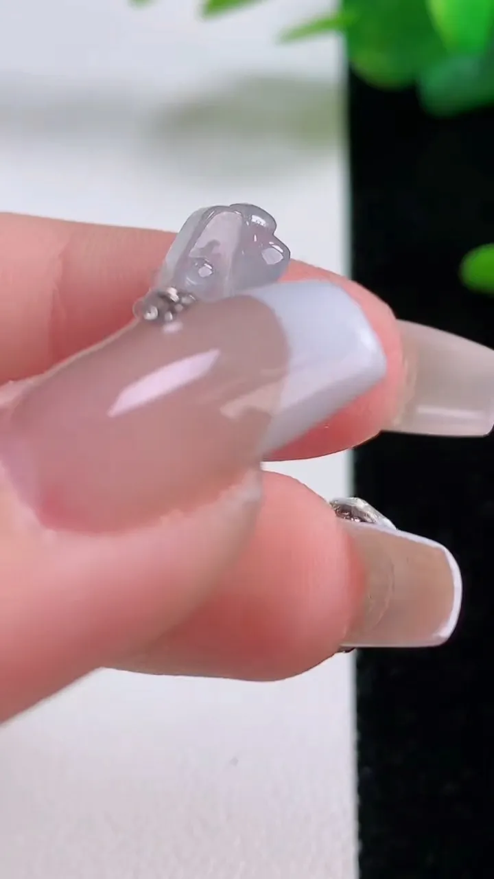 天然A货翡翠琵琶吊坠，尺寸27.8-14.2-5.6，重量:3.64g
12月5日