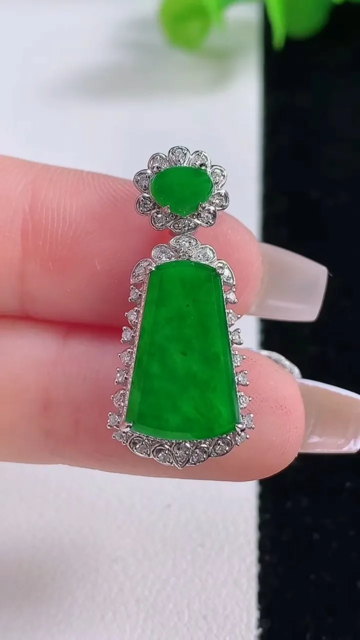 天然A货翡翠无事牌吊坠，尺寸29-12.8-6.4裸石15.4-10.6，重量:3.60g
12月5