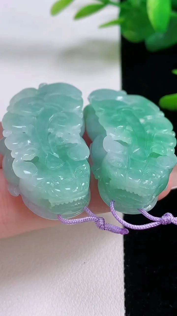 天然A货翡翠貔貅吊坠一对，尺寸41.2-21.6-9.8，重量:38.58g
12月5日