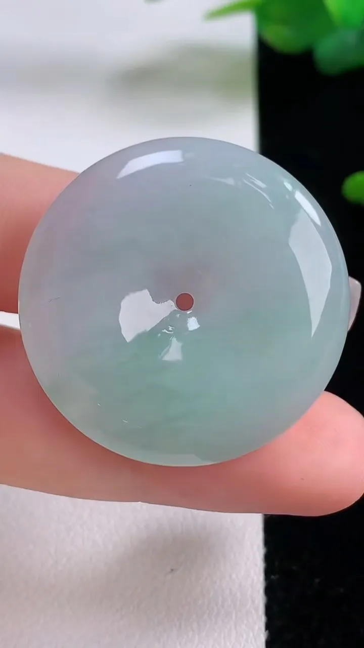 天然A货翡翠平安扣吊坠，尺寸32-5.7，重量:12.48g
12月5日