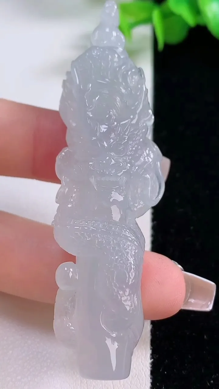 天然A货翡翠龙柱吊坠，尺寸73.6-21.5-12.2，重量:28.97g
12月5日