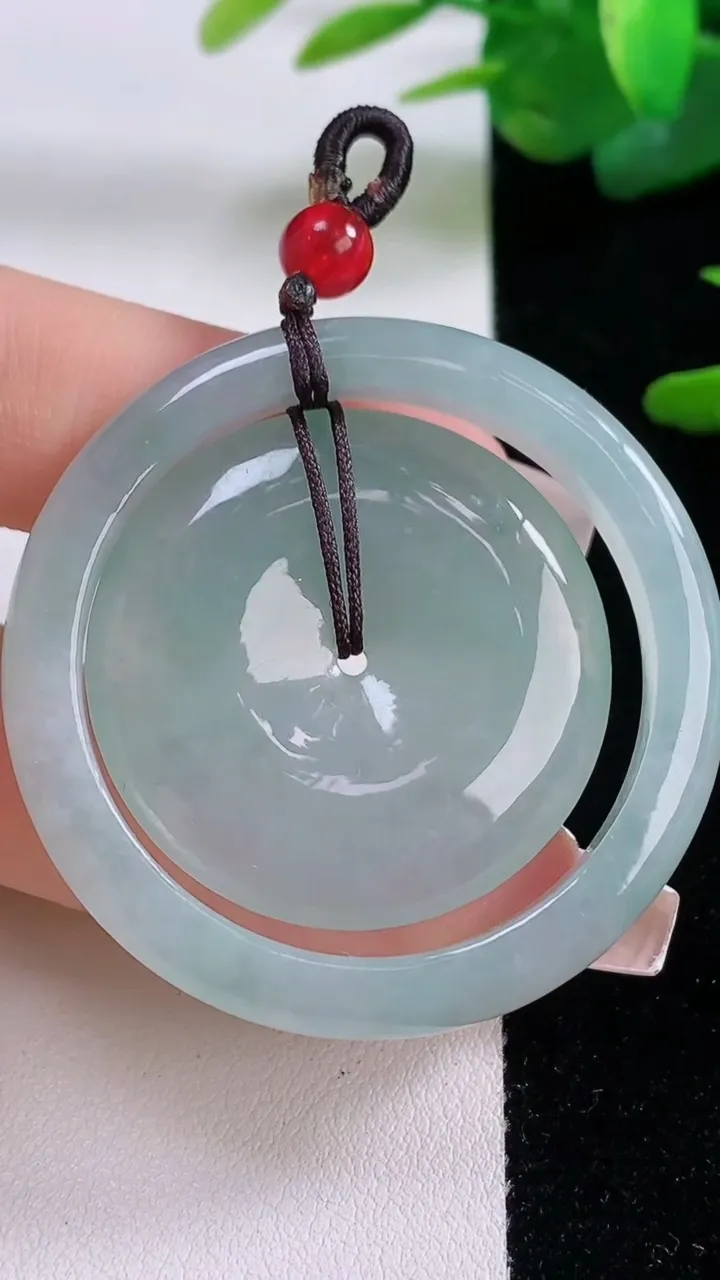 天然A货翡翠母子平安扣吊坠，尺寸44.5-5.7，重量:22.43g
12月5日