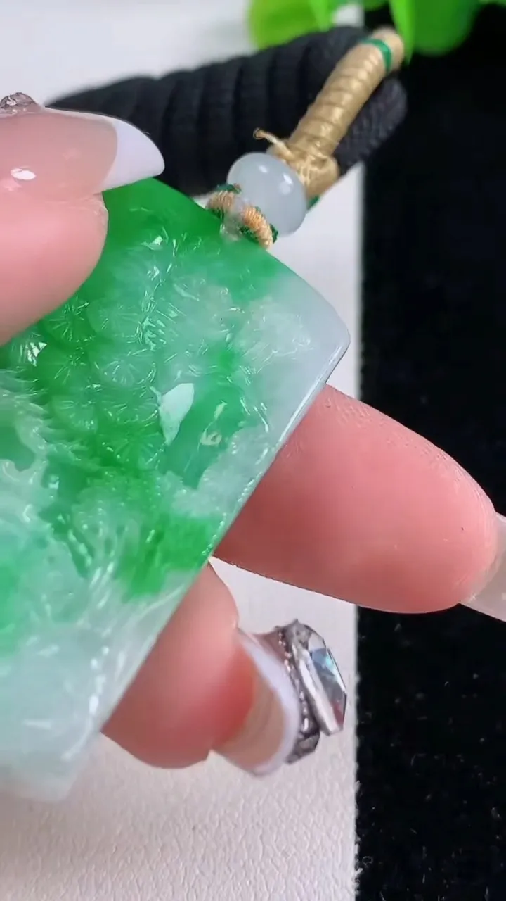 天然A货翡翠山水龙牌吊坠，尺寸47-32.5-8.3，重量:28.98g
12月5日