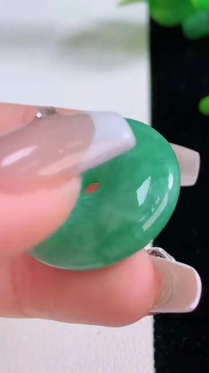 天然A货翡翠平安扣吊坠，尺寸26.6-6.5，重量:10.19g
12月5日