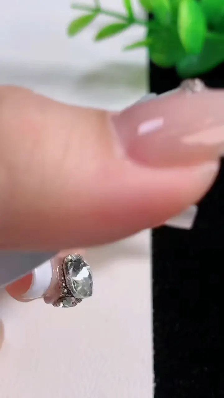 天然A货翡翠牌吊坠，尺寸54.4-5.5，重量:32.87g
12月5日