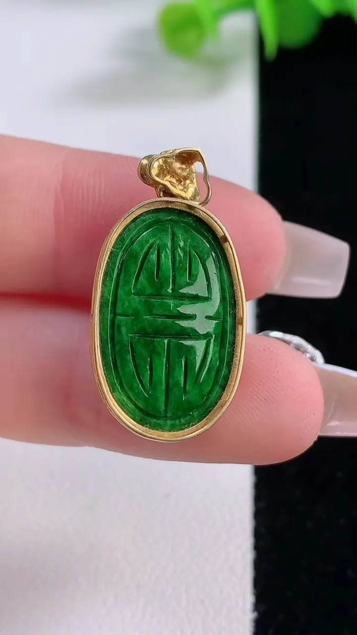 天然A货翡翠雕花蛋面吊坠，尺寸26.7-14-9.7裸石19.8-12.2，重量:5.94g
12月5日