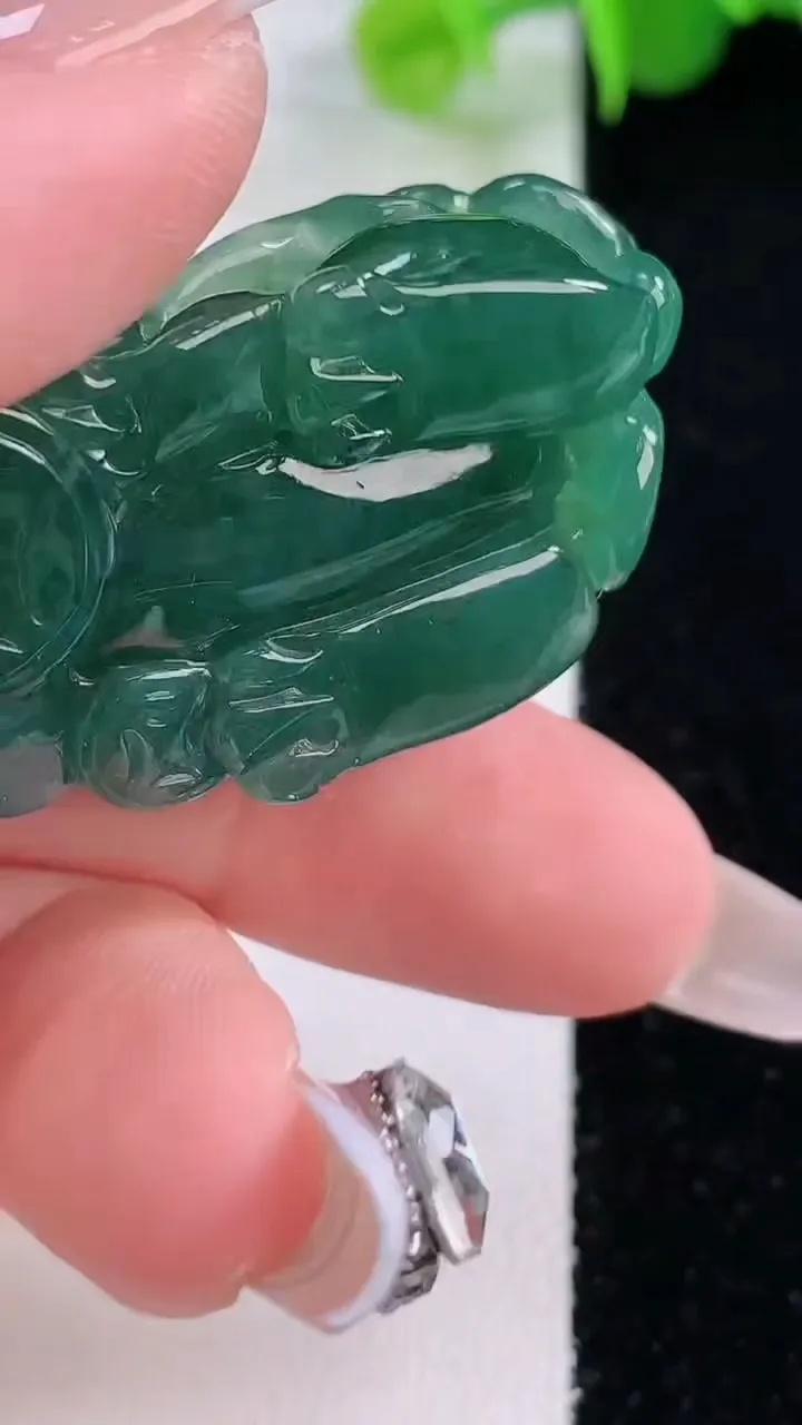 天然A货翡翠霸王貔貅吊坠，尺寸39.6-22-12.2，重量:23.50g
12月5日