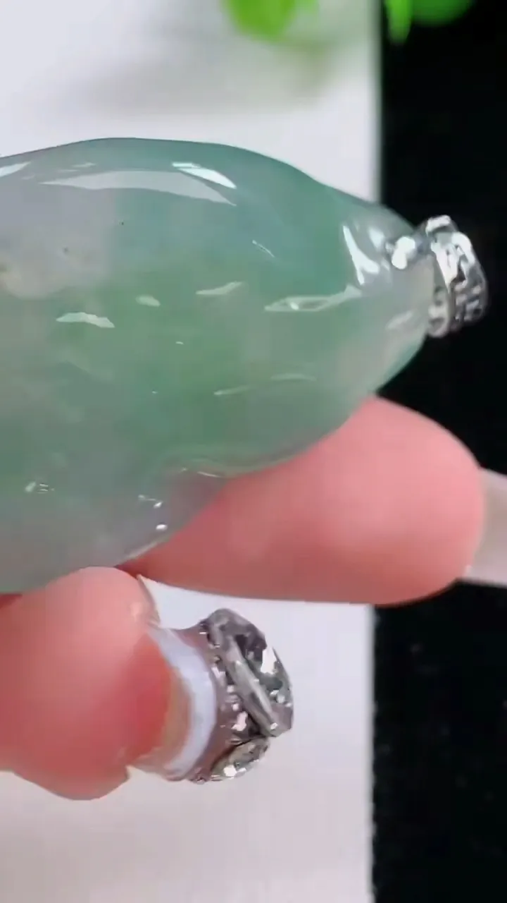 天然A货翡翠无相佛吊坠，尺寸40-26.4-5.6，重量:11.44g
12月5日