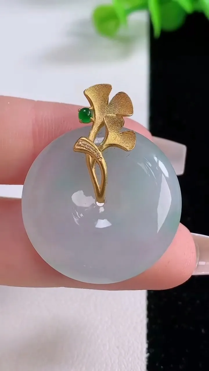 天然A货翡翠平安扣吊坠，尺寸26.3-5.8，重量:8.80g
12月5日