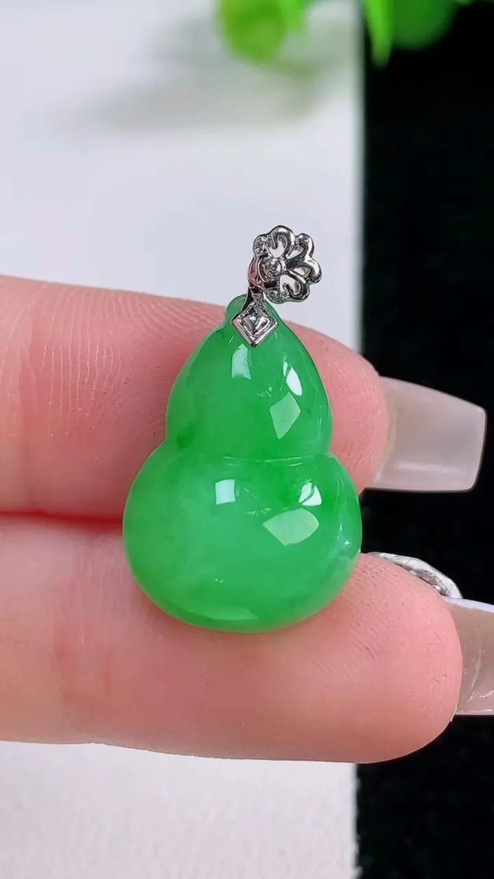 天然A货翡翠葫芦吊坠，尺寸21.1-13.7-7.4，重量:3.64g
12月5日