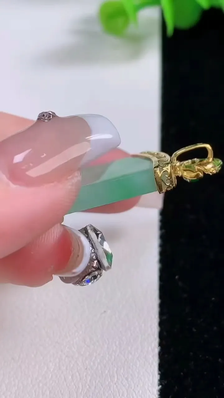 天然A货翡翠无事牌吊坠，尺寸39-20-3.6，重量:10.20g
12月5日