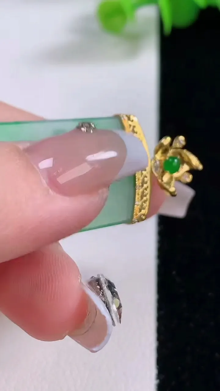 天然A货翡翠无事牌吊坠，尺寸39-20-3.6，重量:10.20g
12月5日