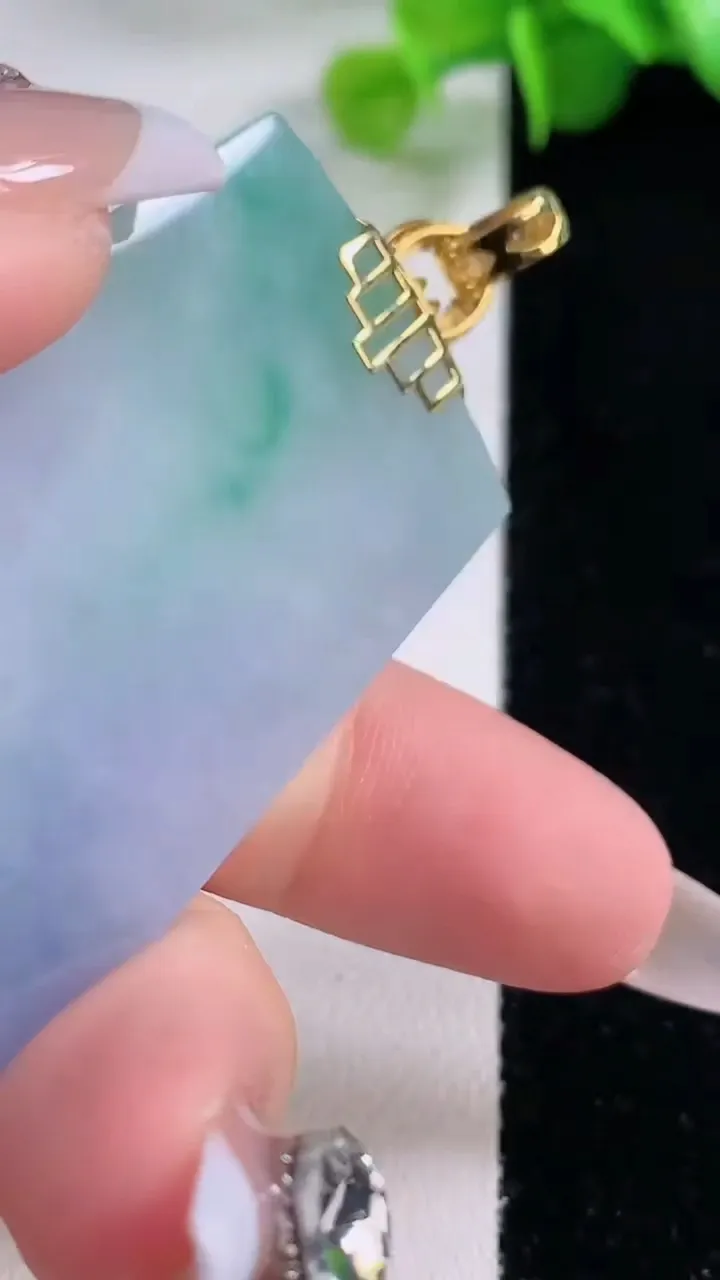 天然A货翡翠无事牌吊坠，尺寸56.3-31-5.7，重量:33.36g
12月5日