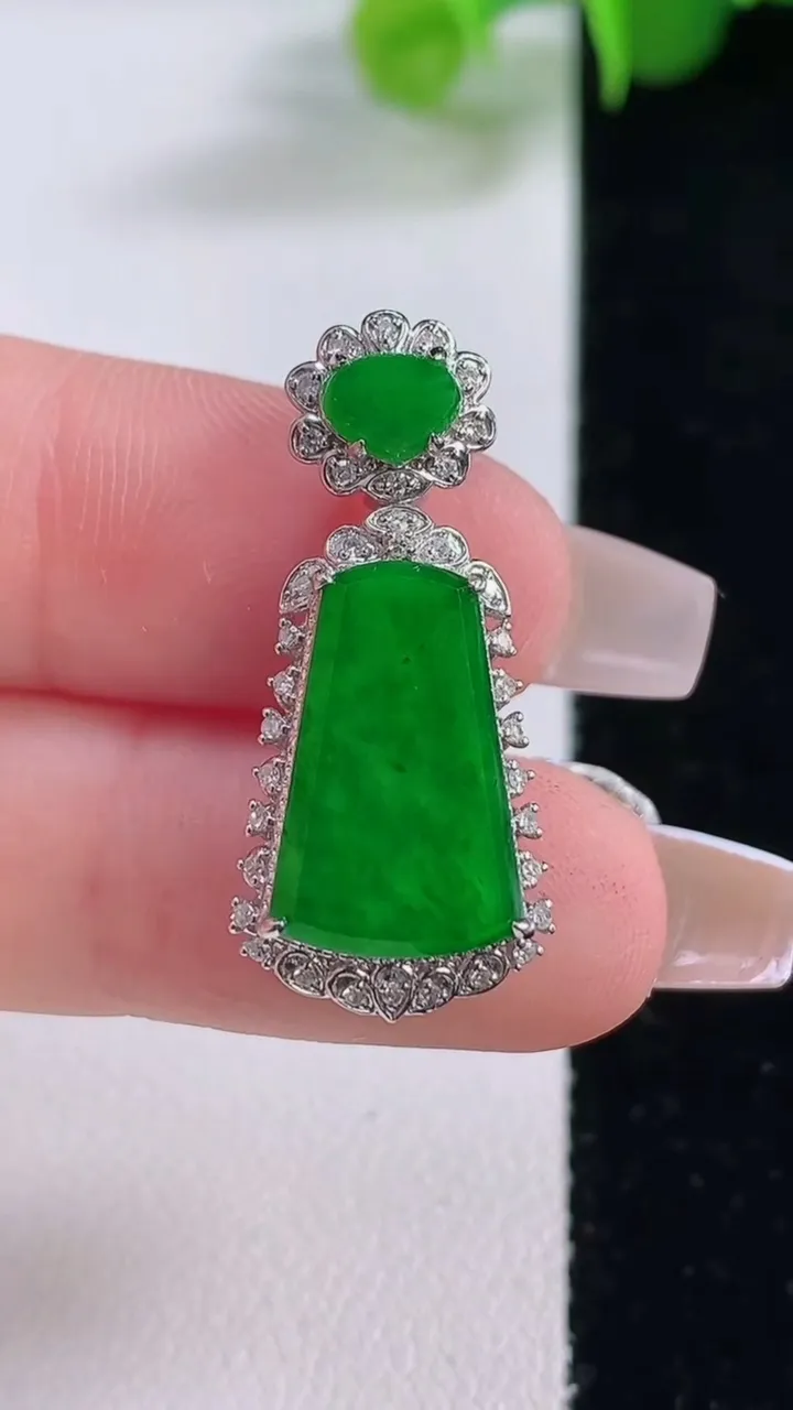 天然A货翡翠无事牌吊坠，尺寸29-12.8-6.4裸石15.4-10.6，重量:3.60g
12月5日