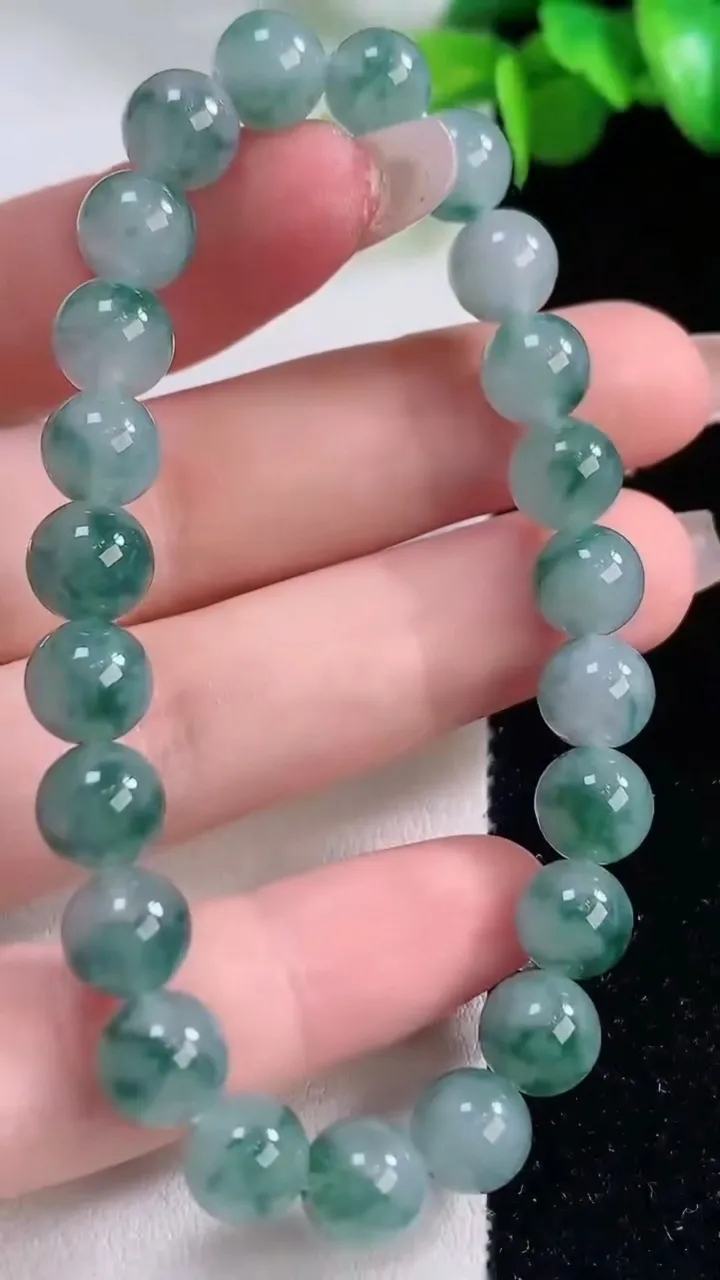 天然A货翡翠种飘花圆珠手串23颗，尺寸7.7，重量:19.82g12月5日
工厂直销收藏佳品,种好水足，色泽均匀，有种有色，上手高大气！