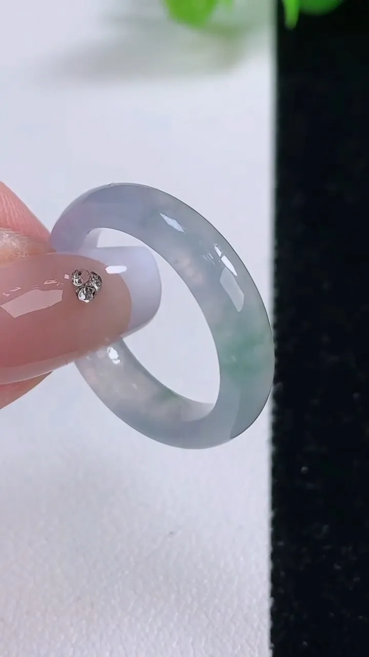 天然A货翡翠冰种飘花指环 戒指，尺寸18.8-4.9-2.7，重量:3.47g2025年12月5日
工厂直销收藏佳品,种好水足，色泽均匀，有种有色，上手高大气！