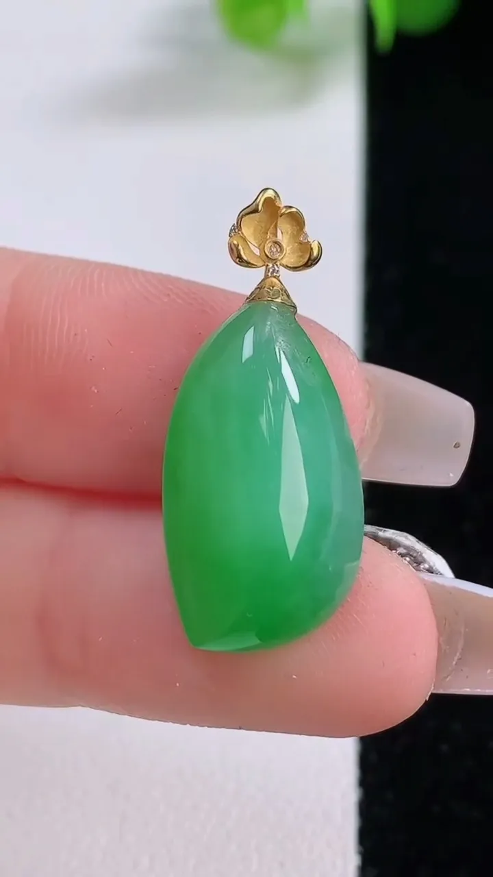 天然A货翡翠随形吊坠，尺寸21-12.2-6.7，重量:2.93g
12月5日