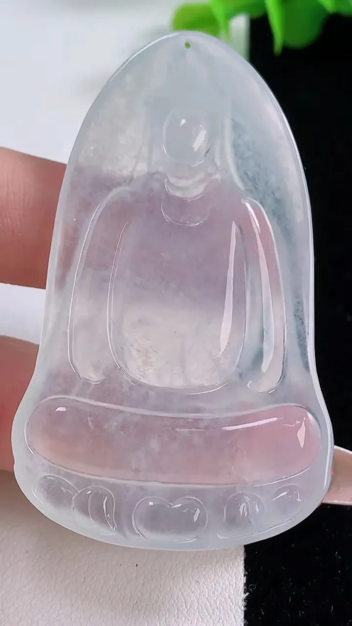 天然A货翡翠种白冰素衣观音菩萨吊坠，尺寸61.7-37-5.8，重量:23.68g
12月5日