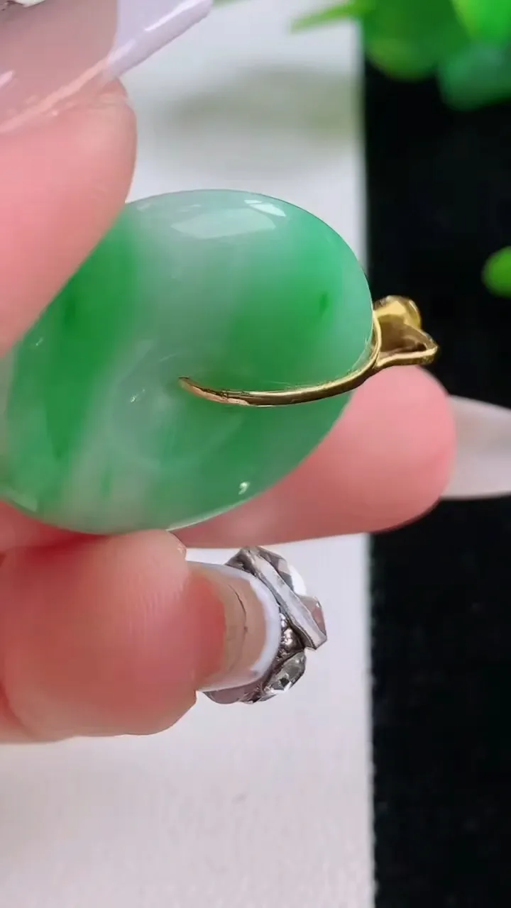 天然A货翡翠平安扣吊坠，尺寸25-5.6，重量:8.44g
12月5日