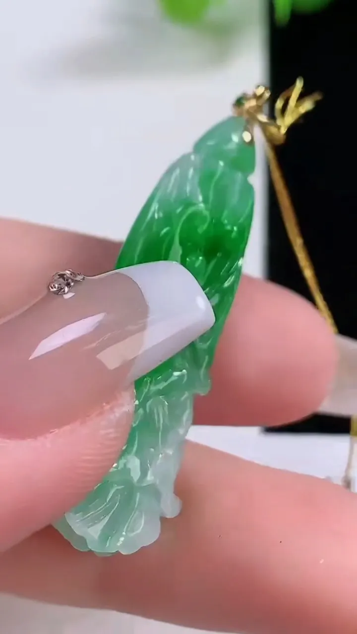 天然A货翡翠白菜吊坠，尺寸39.6-11.6-7.7，重量:5.81g
12月5日