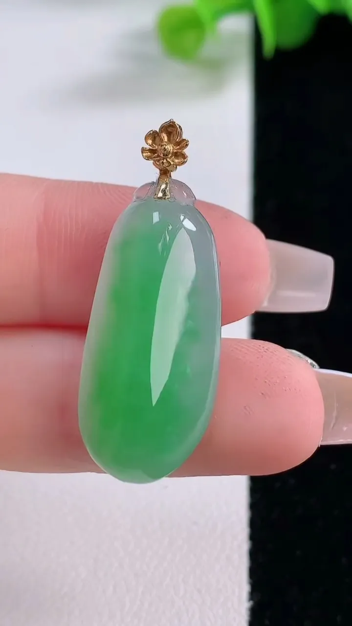 天然A货翡翠福瓜吊坠，尺寸27-12.7-7.8，重量:5.32g
12月5日