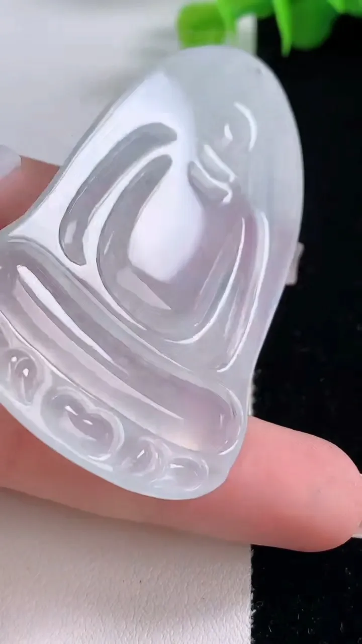 天然A货翡翠种白冰素衣观音菩萨吊坠，尺寸61.7-37-5.8，重量:23.68g
12月5日