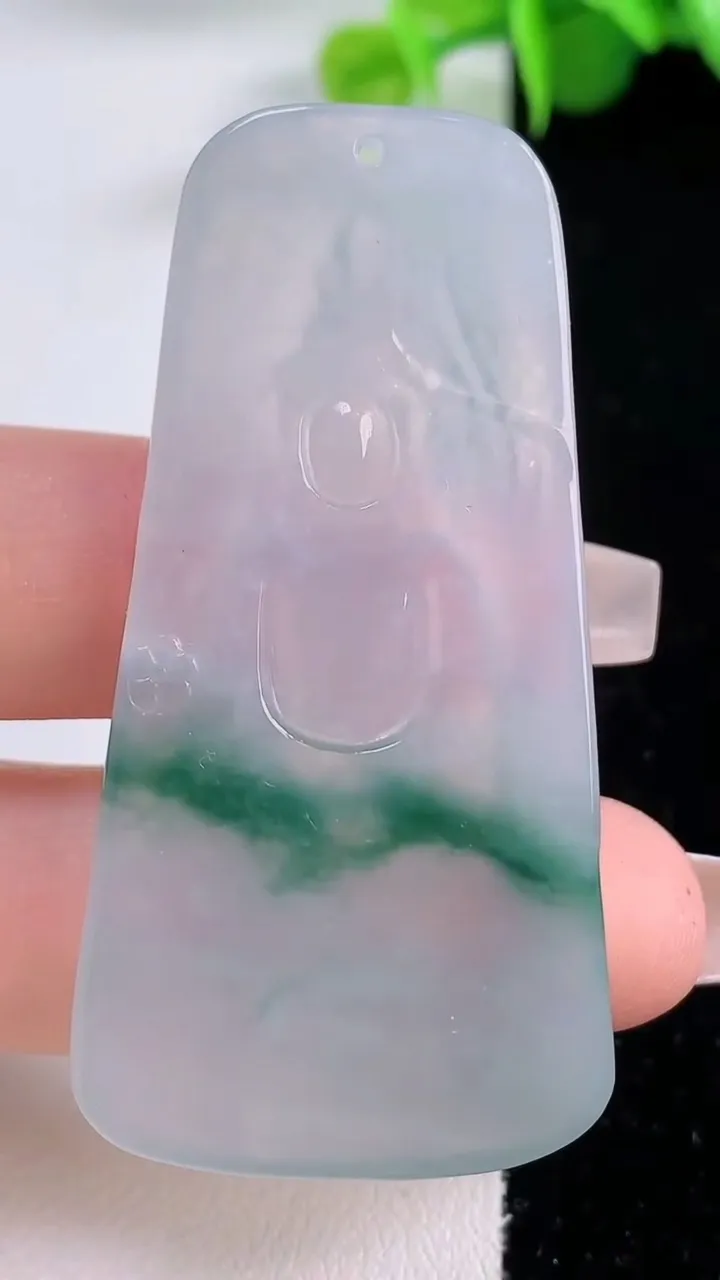 天然A货翡翠冰种飘花大势至观音菩萨吊坠，尺寸54-27.8-5.2，重量:18.15g
12月5日