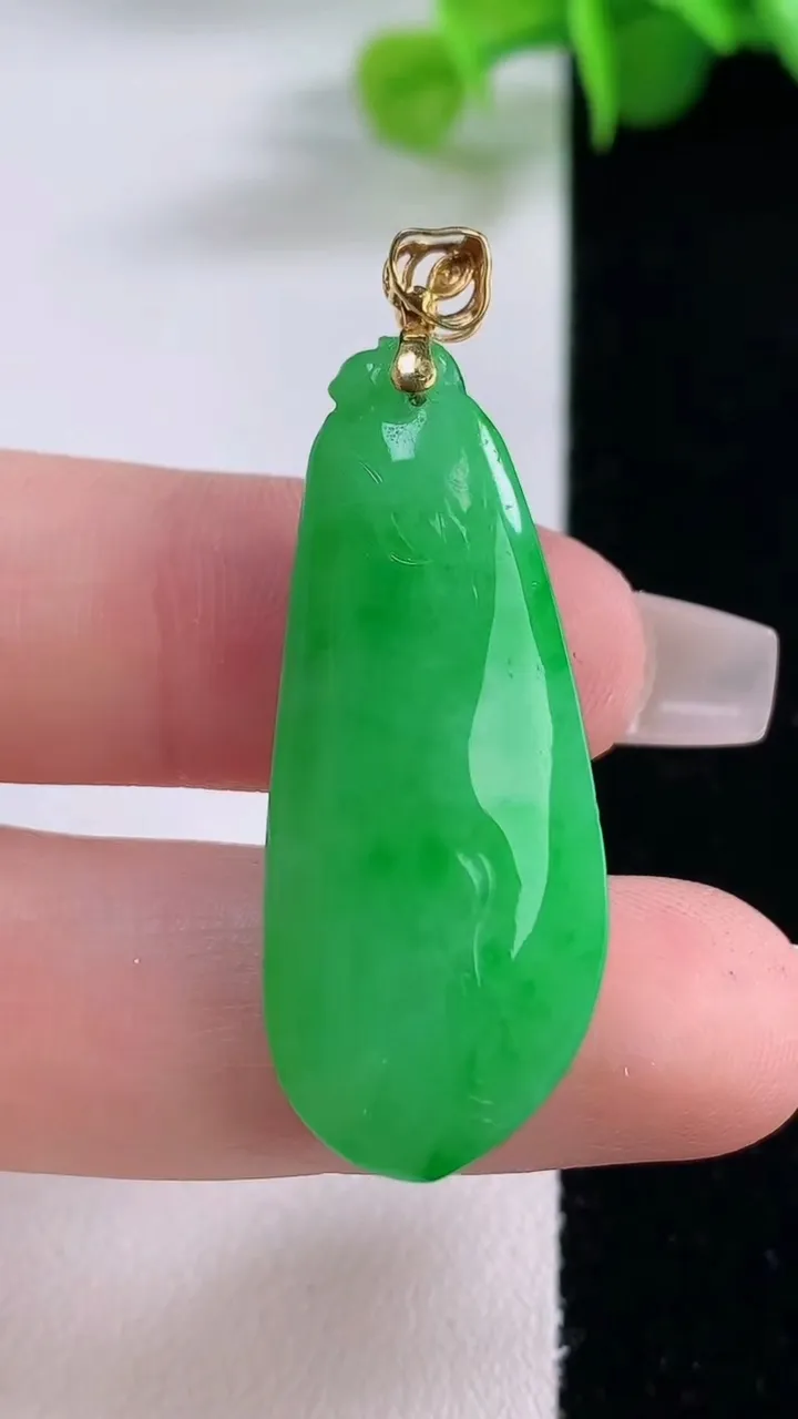 天然A货翡翠福瓜吊坠，尺寸35.8-14.5-8.5，重量:8.96g
12月5日