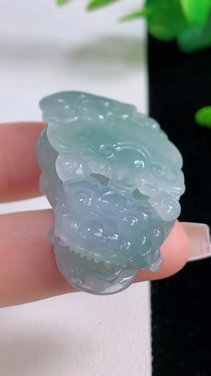 天然A货翡翠飘花貔貅吊坠，尺寸40.8-23-12.2，重量:23.17g
12月5日