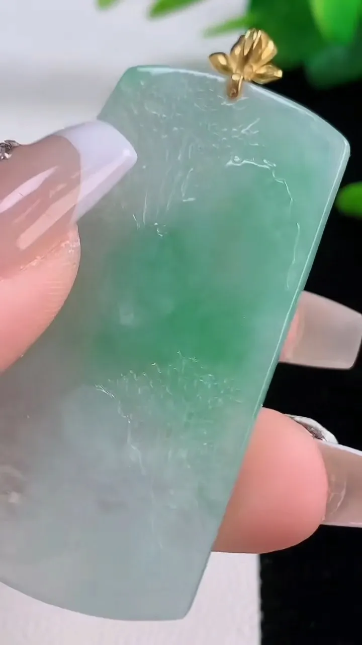 天然A货翡翠山水牌吊坠，尺寸50.2-28.8-3.4，重量:13.61g
12月5日