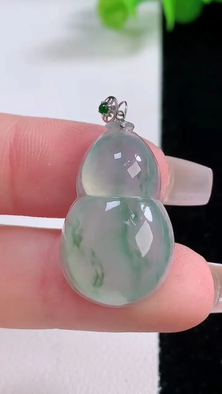天然A货翡翠种飘花葫芦吊坠，尺寸26-16.3-6.3，重量:4.23g
12月5日