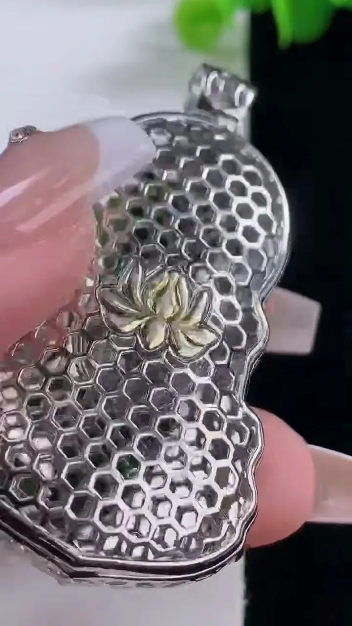 天然A货翡翠种白冰度母观音菩萨吊坠，尺寸55-43.6-29-10，重量:18.09g
12月5日