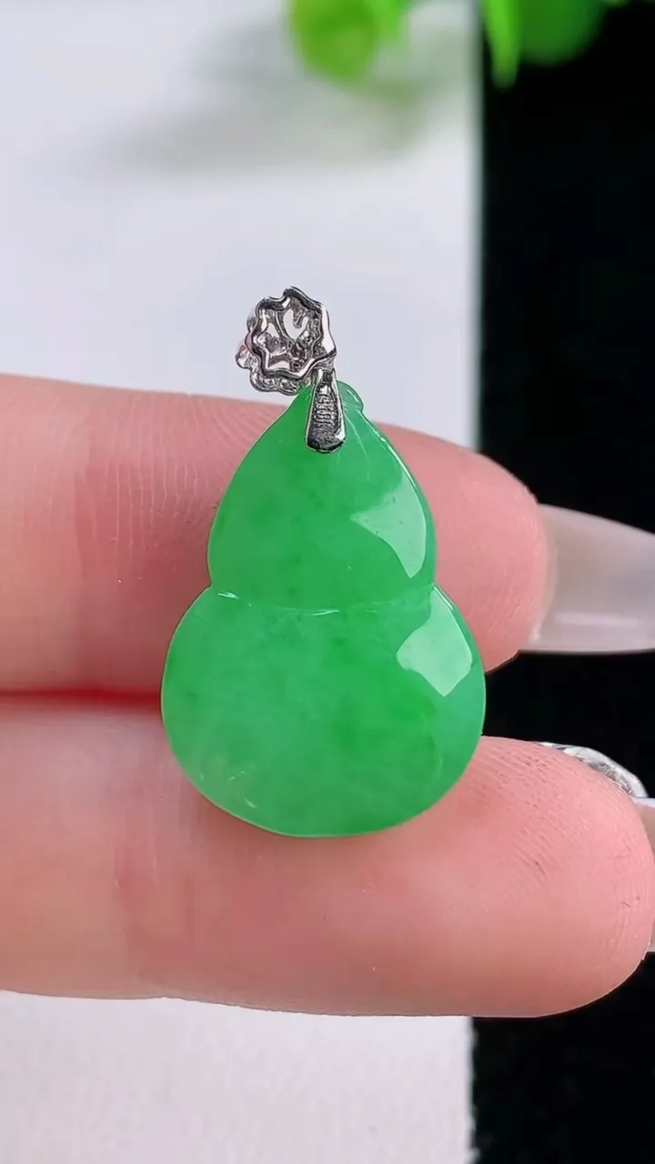 天然A货翡翠葫芦吊坠，尺寸21.1-13.7-7.4，重量:3.64g
12月5日